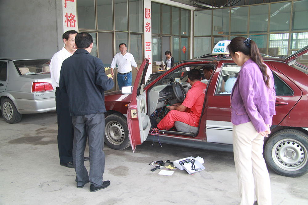 在某改装企业车间做宣传指导